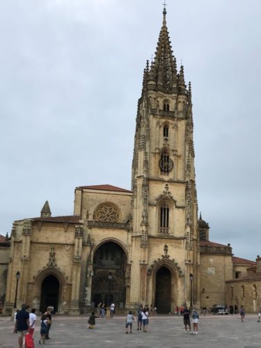 Catedral de Oviedo. Vista desde el comienzo de la plaza de la catedral