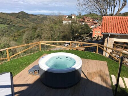 Jacuzzi en el resort rural CieloAstur