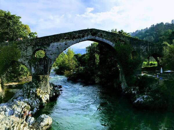 Puente de Cangas de Onís sobre el río Sella
