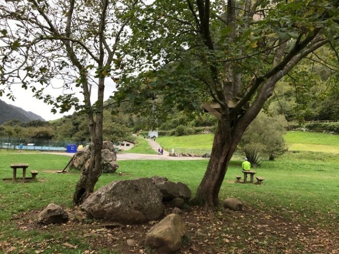 Cercado del oso en Proaza: vista de un rincón del área recreativa