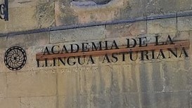 Fachada del edificio que acoge la academia de la llingua asturiana, que es uno de los apoyos para la oficialidad del asturiano